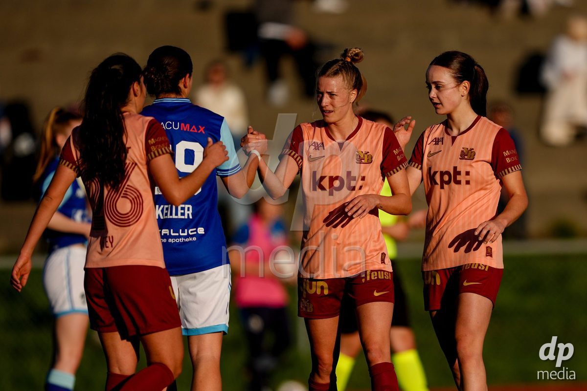 Schweiz: AXA Women's Super League 2025/26, FC Luzern vs BSC YB Frauen - Hubelmatt, Luzern: Athena Marie Kuehn (12 YB Frauen) mit Emilie De Maddalena (15 YB Frauen) und Laura Frey (26 YB Frauen) bedanken sich bei Alyssa Keller (99 FC Luzern)