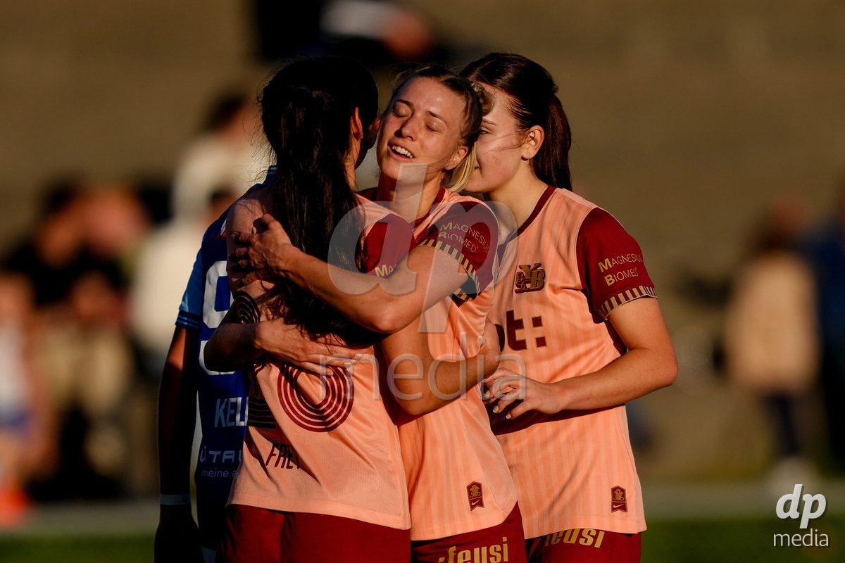 Schweiz: AXA Women's Super League 2025/26, FC Luzern vs BSC YB Frauen - Hubelmatt, Luzern: Athena Marie Kuehn (12 YB Frauen) mit Laura Frey (26 YB Frauen) nach dem Spiel