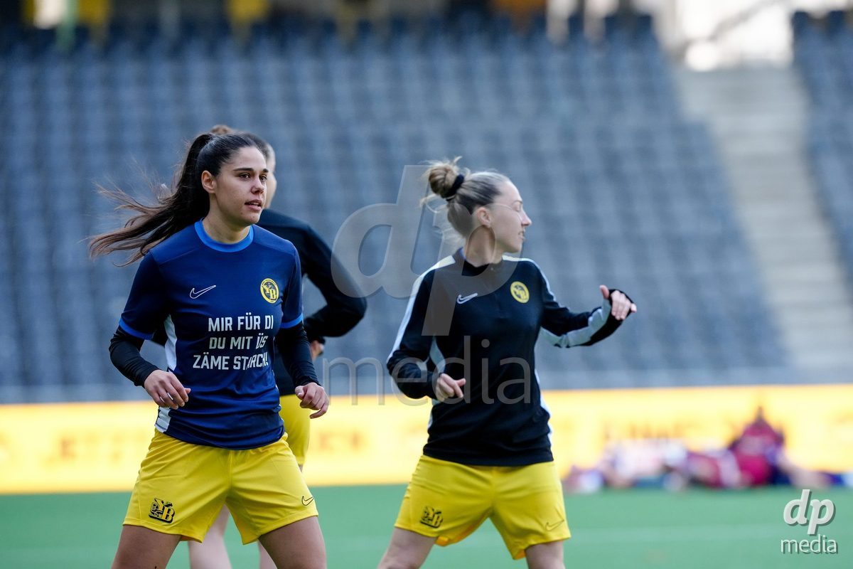 Schweiz: AXA Women's Super League 2025/26, BSC YB Frauen vs FC Basel 1893 - Stadion Wankdorf, Bern: Laura Frey (26 YB Frauen) und Lisa Josten (24 YB Frauen) beim Aufwärmen