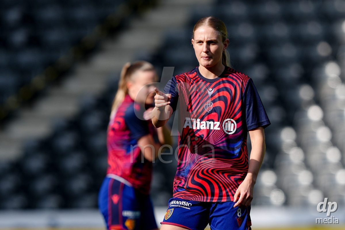 Schweiz: AXA Women's Super League 2025/26, BSC YB Frauen vs FC Basel 1893 - Stadion Wankdorf, Bern: Jacqueline Anne Hand (8 FCB) beim Aufwärmen