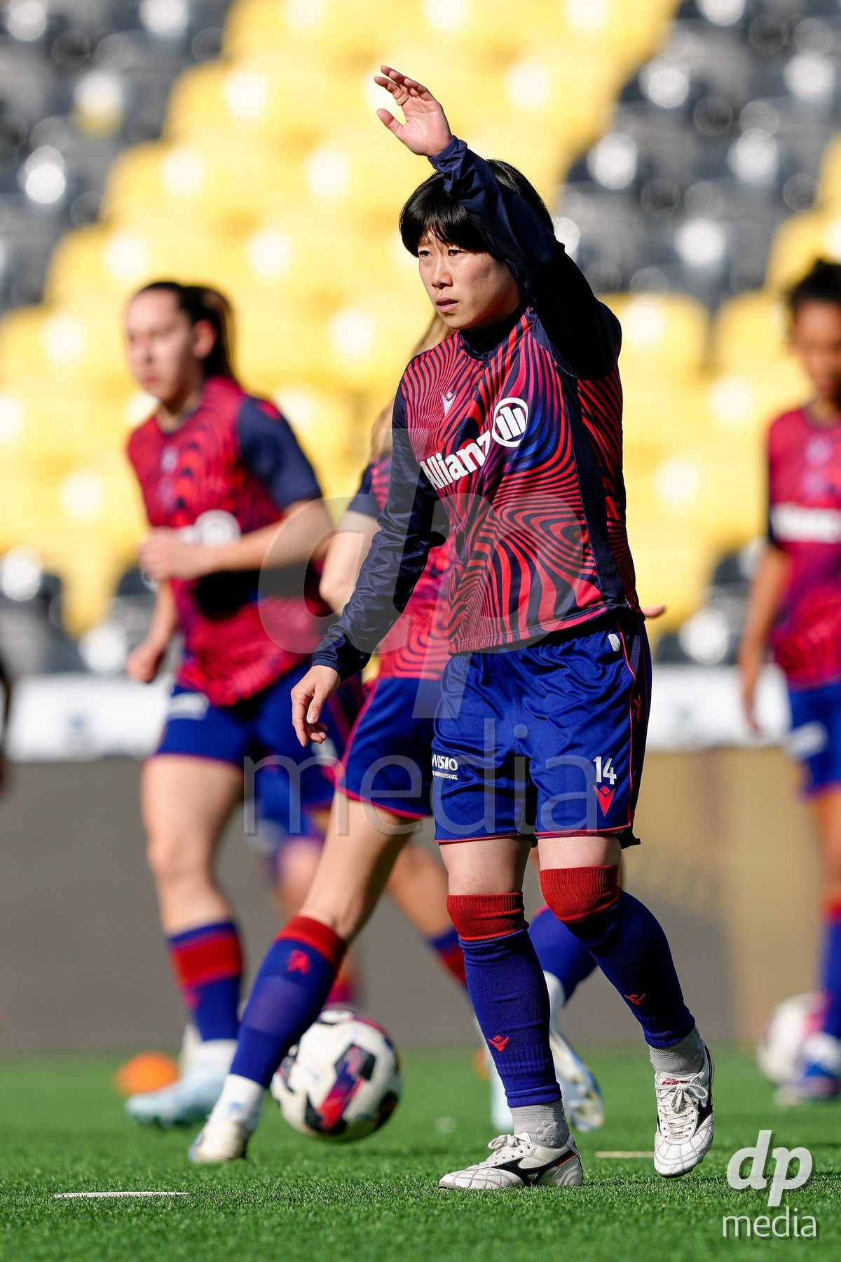 Schweiz: AXA Women's Super League 2025/26, BSC YB Frauen vs FC Basel 1893 - Stadion Wankdorf, Bern: Mai Hirata (14 FCB) beim Aufwärmen