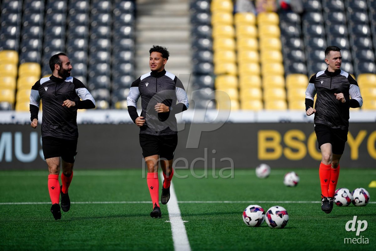 Schweiz: AXA Women's Super League 2025/26, BSC YB Frauen vs FC Basel 1893 - Stadion Wankdorf, Bern: Nicolas Gonzalez, Nicolas Sutterlet und Lionel Delaloye beim Aufwärmen