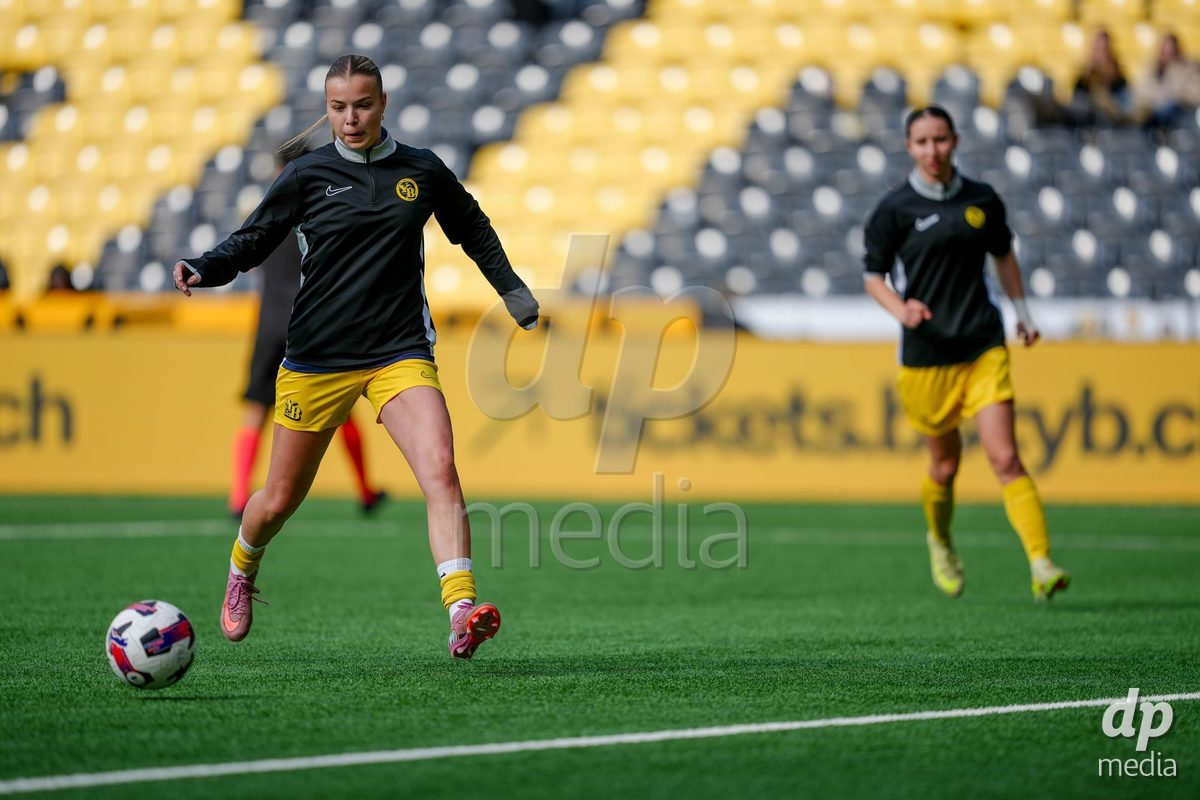Schweiz: AXA Women's Super League 2025/26, BSC YB Frauen vs FC Basel 1893 - Stadion Wankdorf, Bern: Maja Jelcic (99 YB Frauen) beim Aufwärmen
