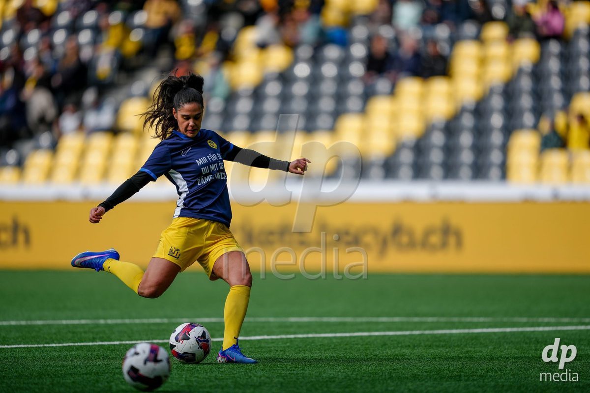Schweiz: AXA Women's Super League 2025/26, BSC YB Frauen vs FC Basel 1893 - Stadion Wankdorf, Bern: Laura Frey (26 YB Frauen) beim Aufwärmen