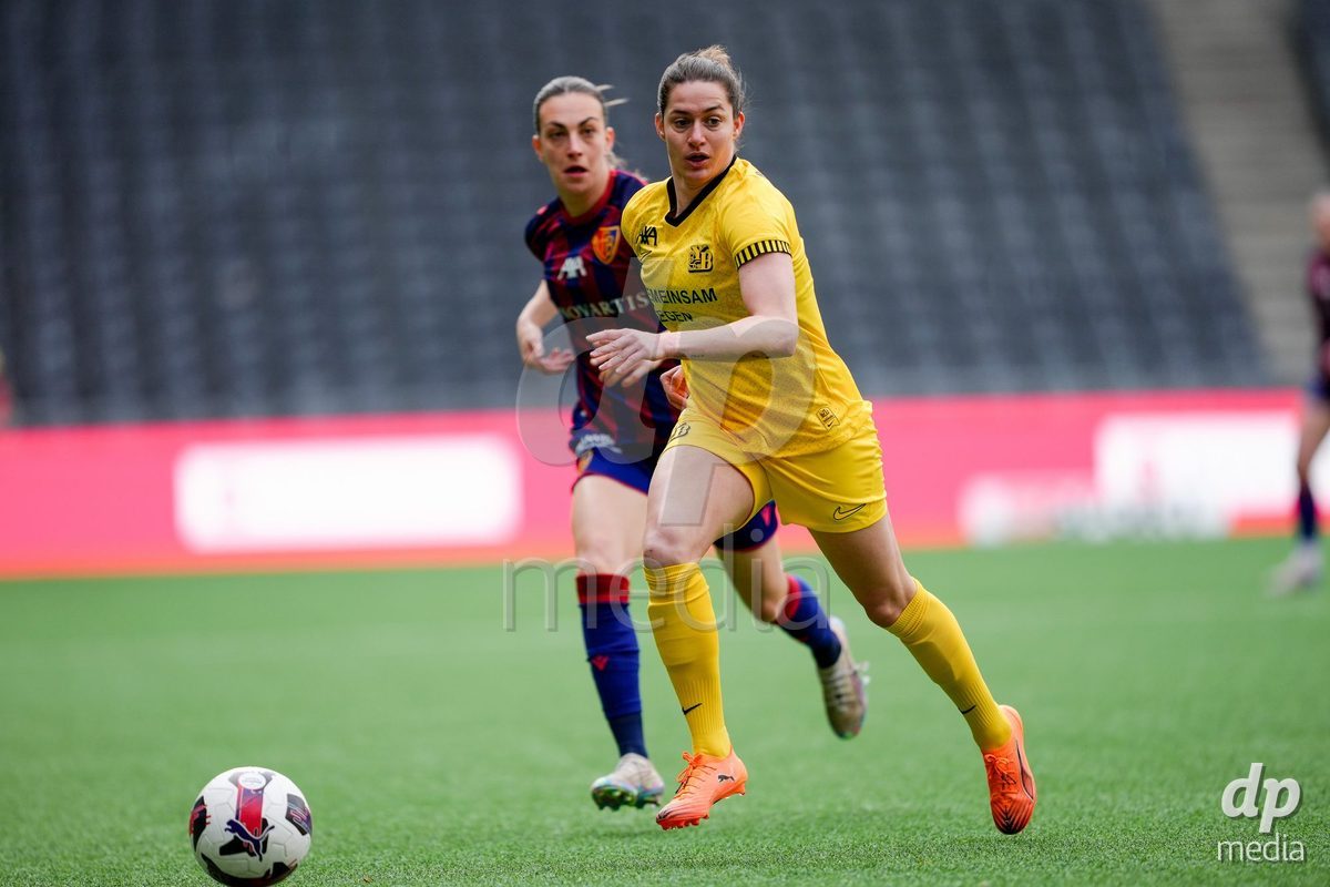 Schweiz: AXA Women's Super League 2025/26, BSC YB Frauen vs FC Basel 1893 - Stadion Wankdorf, Bern: Alice Ilaria Berti (19 FCB) gegen Wibke Meister (18 YB Frauen)