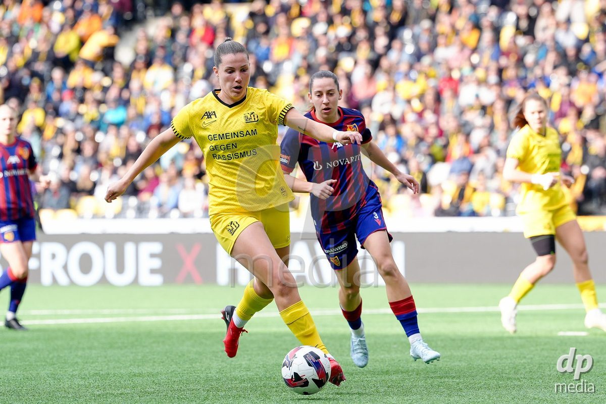 Schweiz: AXA Women's Super League 2025/26, BSC YB Frauen vs FC Basel 1893 - Stadion Wankdorf, Bern: Maria Jimenez Gutierrez (4 YB Frauen) gegen Wiktoria Agata Zieniewicz (3 FCB)