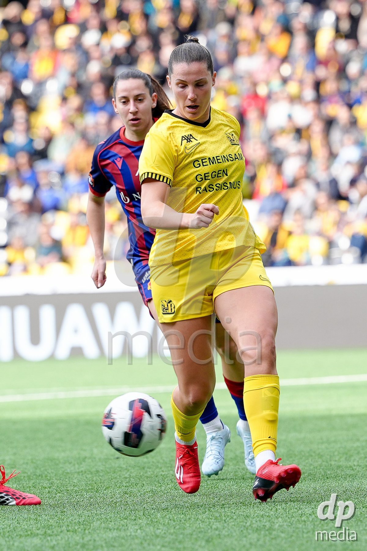 Schweiz: AXA Women's Super League 2025/26, BSC YB Frauen vs FC Basel 1893 - Stadion Wankdorf, Bern: Maria Jimenez Gutierrez (4 YB Frauen) gegen Wiktoria Agata Zieniewicz (3 FCB)