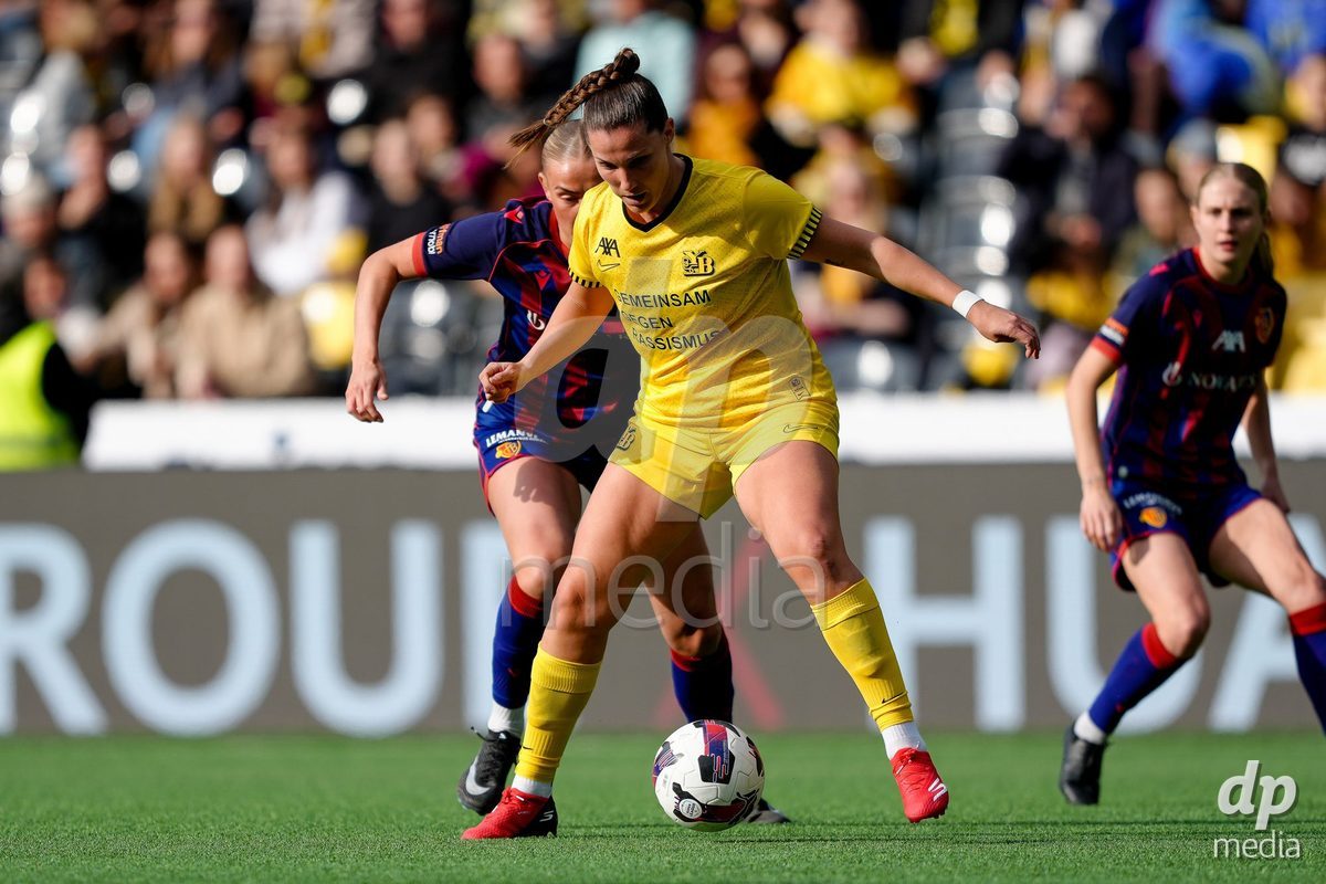 Schweiz: AXA Women's Super League 2025/26, BSC YB Frauen vs FC Basel 1893 - Stadion Wankdorf, Bern: Jacqueline Anne Hand (8 FCB) und Anna Krog (23 FCB) gegen Maria Jimenez Gutierrez (4 YB Frauen)