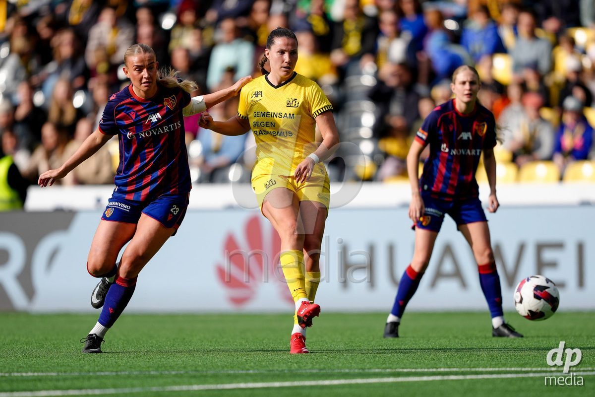 Schweiz: AXA Women's Super League 2025/26, BSC YB Frauen vs FC Basel 1893 - Stadion Wankdorf, Bern: Anna Krog (23 FCB) und Jacqueline Anne Hand (8 FCB) gegen Maria Jimenez Gutierrez (4 YB Frauen)