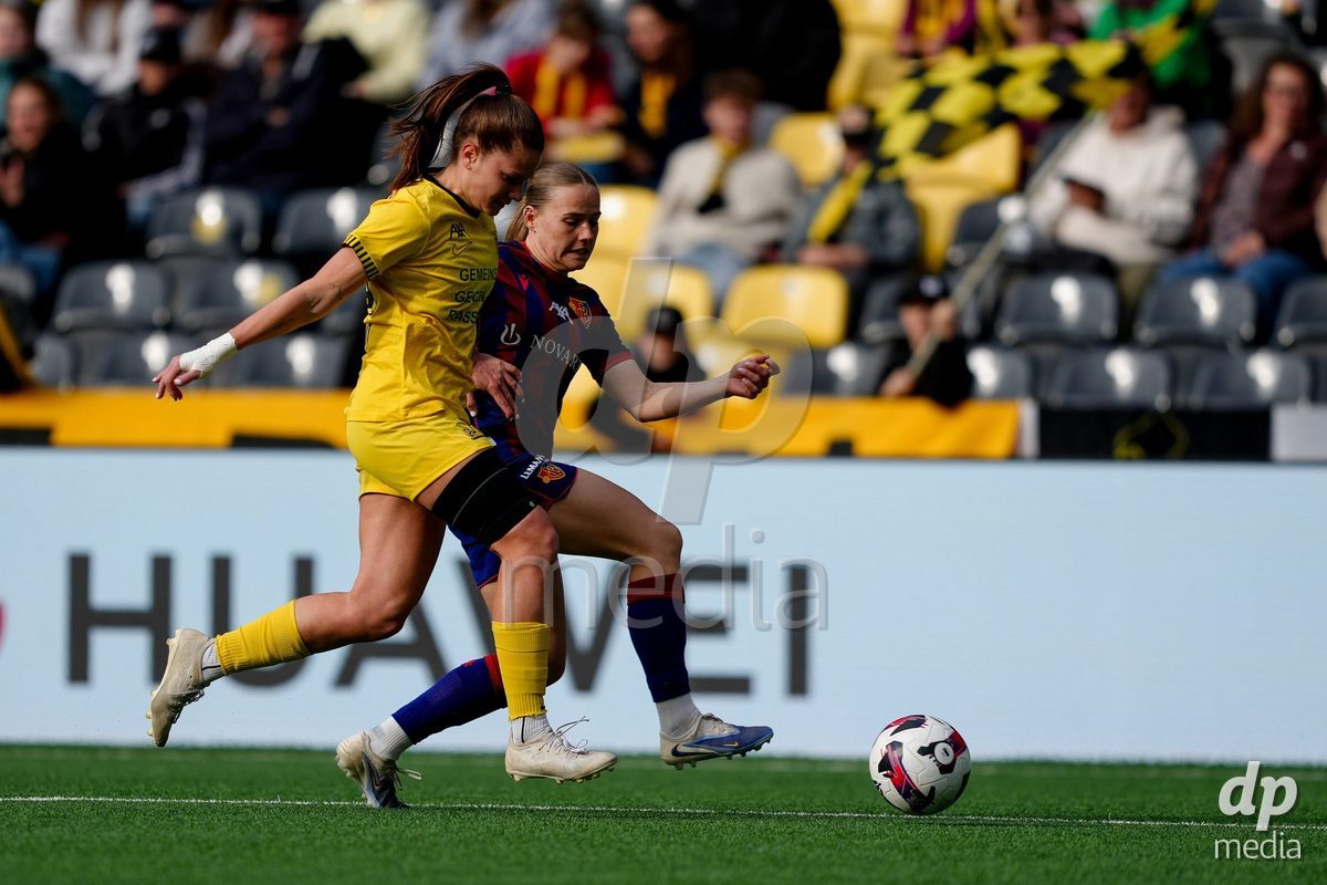 Schweiz: AXA Women's Super League 2025/26, BSC YB Frauen vs FC Basel 1893 - Stadion Wankdorf, Bern: Antonia Baass (15 FCB) gegen Emilie Bernhardt (25 YB Frauen)