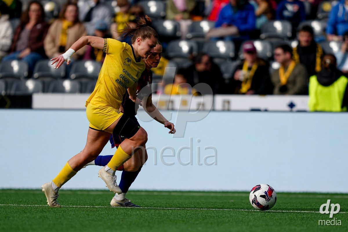 Schweiz: AXA Women's Super League 2025/26, BSC YB Frauen vs FC Basel 1893 - Stadion Wankdorf, Bern: Antonia Baass (15 FCB) gegen Emilie Bernhardt (25 YB Frauen)