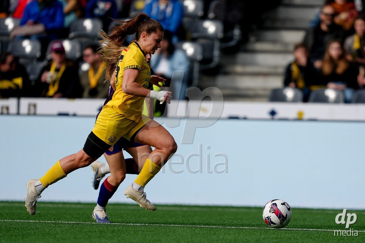 Schweiz: AXA Women's Super League 2025/26, BSC YB Frauen vs FC Basel 1893 - Stadion Wankdorf, Bern: Antonia Baass (15 FCB) gegen Emilie Bernhardt (25 YB Frauen)