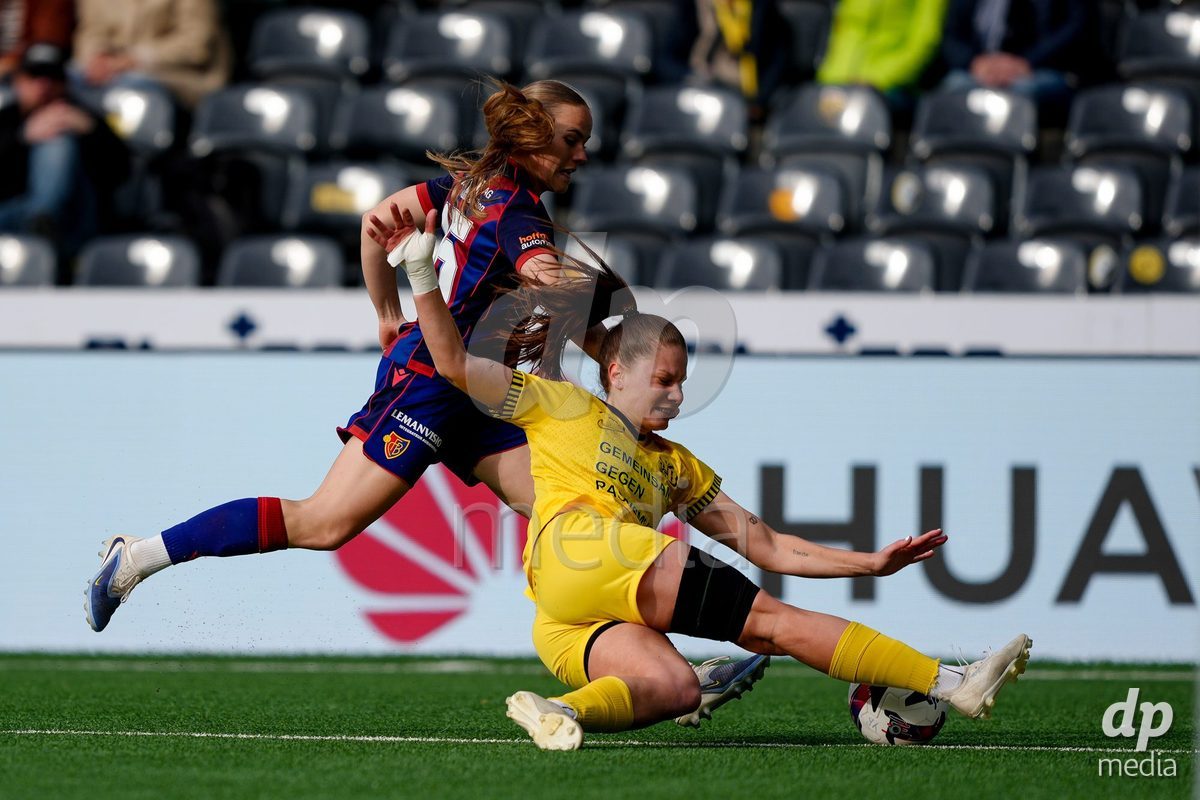 Schweiz: AXA Women's Super League 2025/26, BSC YB Frauen vs FC Basel 1893 - Stadion Wankdorf, Bern: Antonia Baass (15 FCB) gegen Emilie Bernhardt (25 YB Frauen)