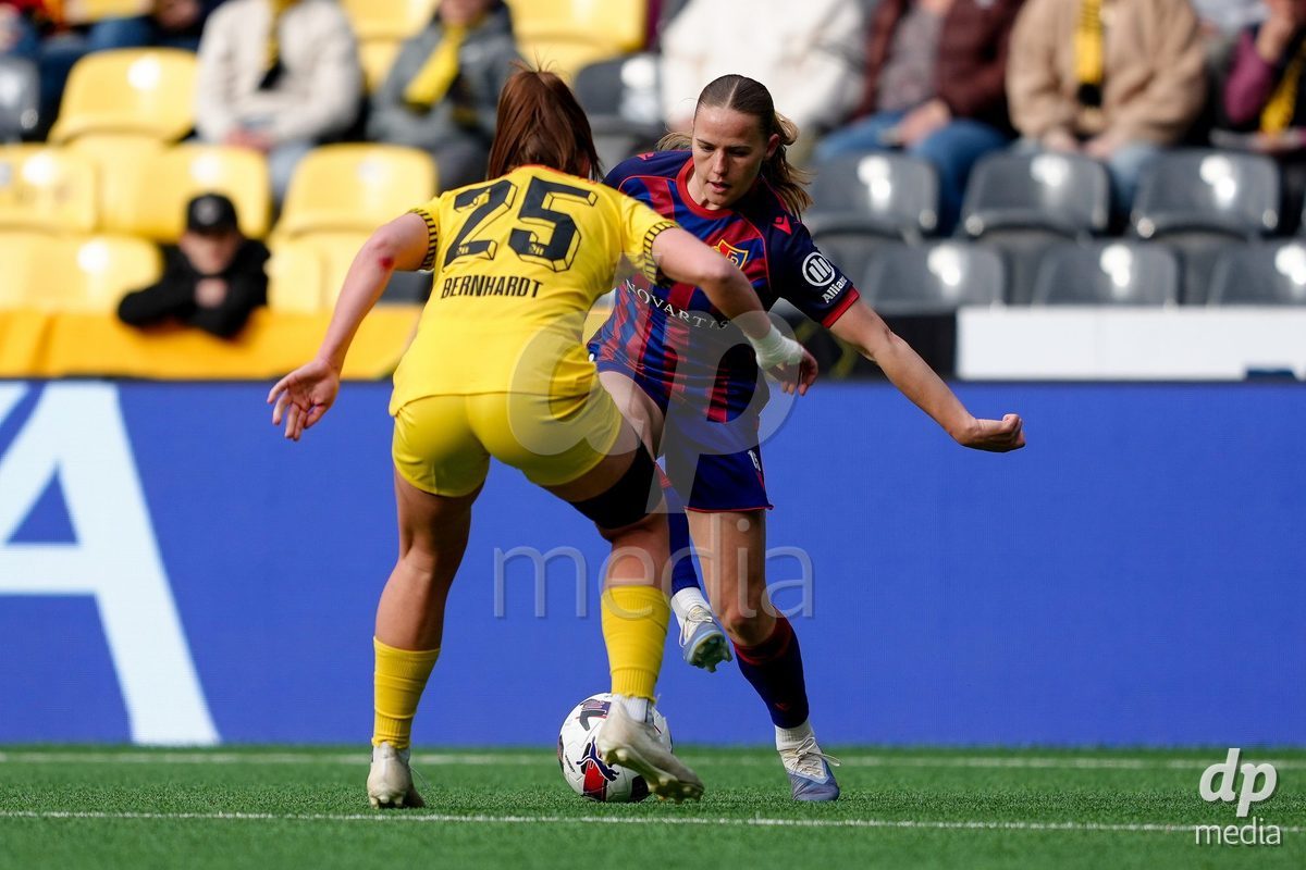 Schweiz: AXA Women's Super League 2025/26, BSC YB Frauen vs FC Basel 1893 - Stadion Wankdorf, Bern: Antonia Baass (15 FCB) gegen Emilie Bernhardt (25 YB Frauen)