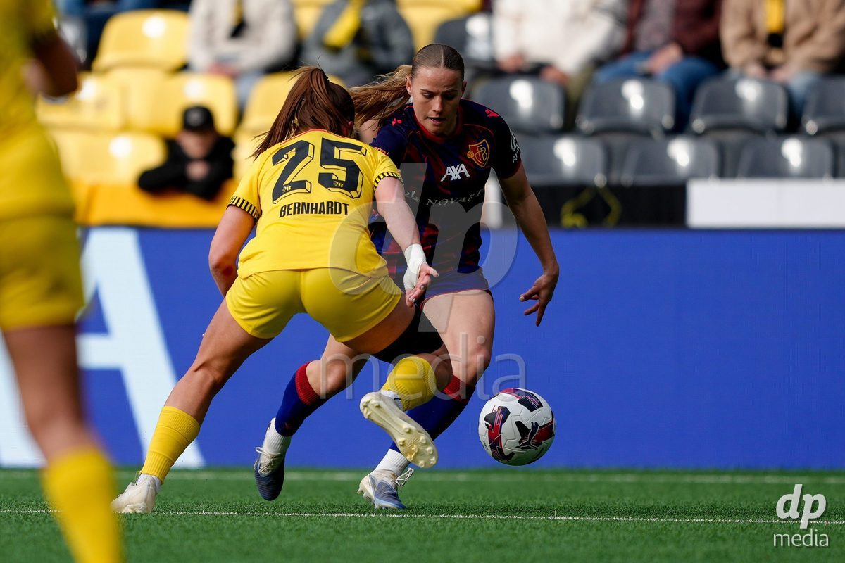 Schweiz: AXA Women's Super League 2025/26, BSC YB Frauen vs FC Basel 1893 - Stadion Wankdorf, Bern: Antonia Baass (15 FCB) gegen Emilie Bernhardt (25 YB Frauen)