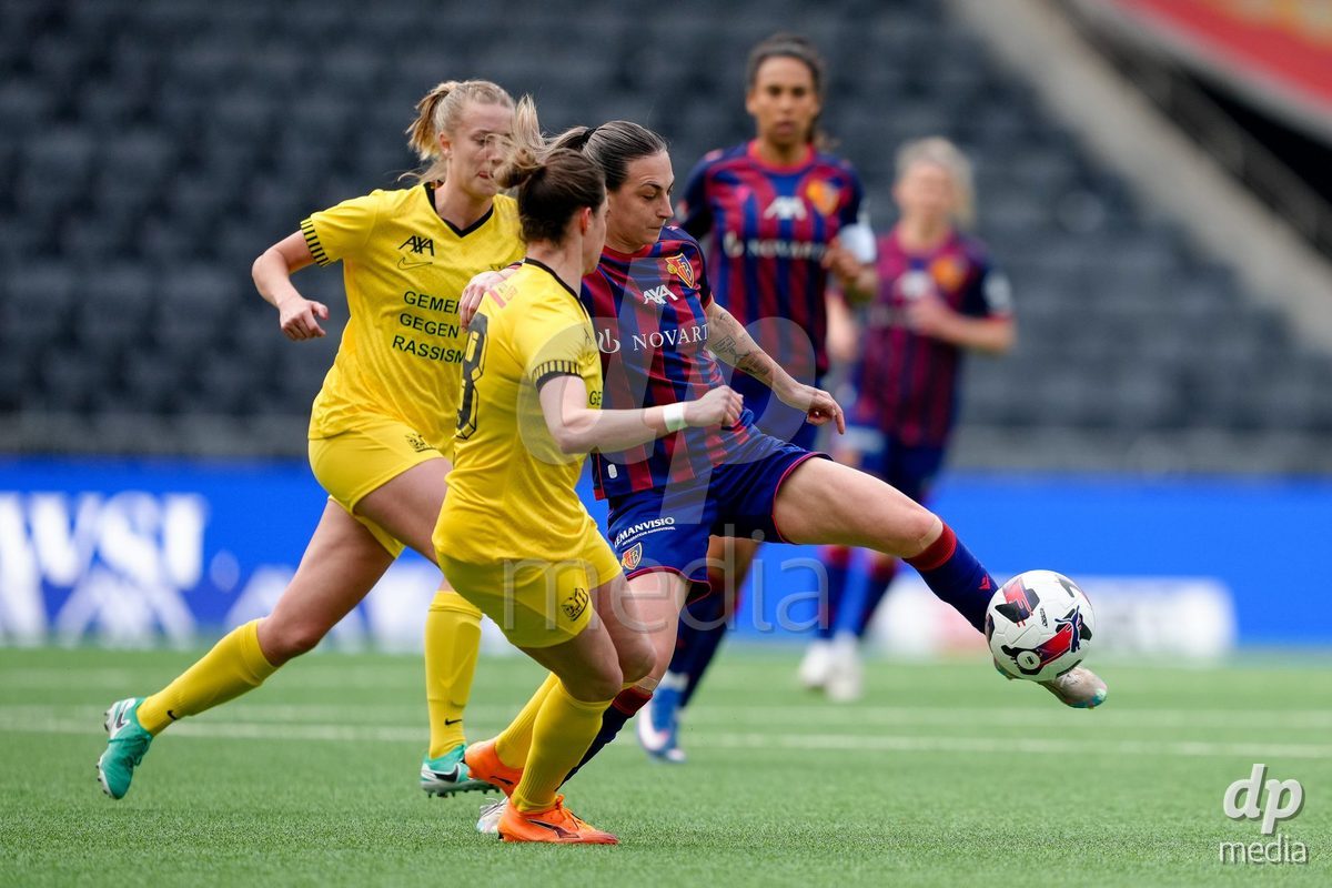 Schweiz: AXA Women's Super League 2025/26, BSC YB Frauen vs FC Basel 1893 - Stadion Wankdorf, Bern: Alice Ilaria Berti (19 FCB) gegen Athena Marie Kuehn (12 YB Frauen) und Wibke Meister (18 YB Frauen)