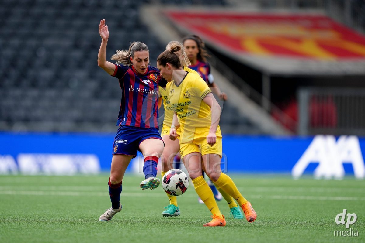 Schweiz: AXA Women's Super League 2025/26, BSC YB Frauen vs FC Basel 1893 - Stadion Wankdorf, Bern: Alice Ilaria Berti (19 FCB) gegen Wibke Meister (18 YB Frauen)