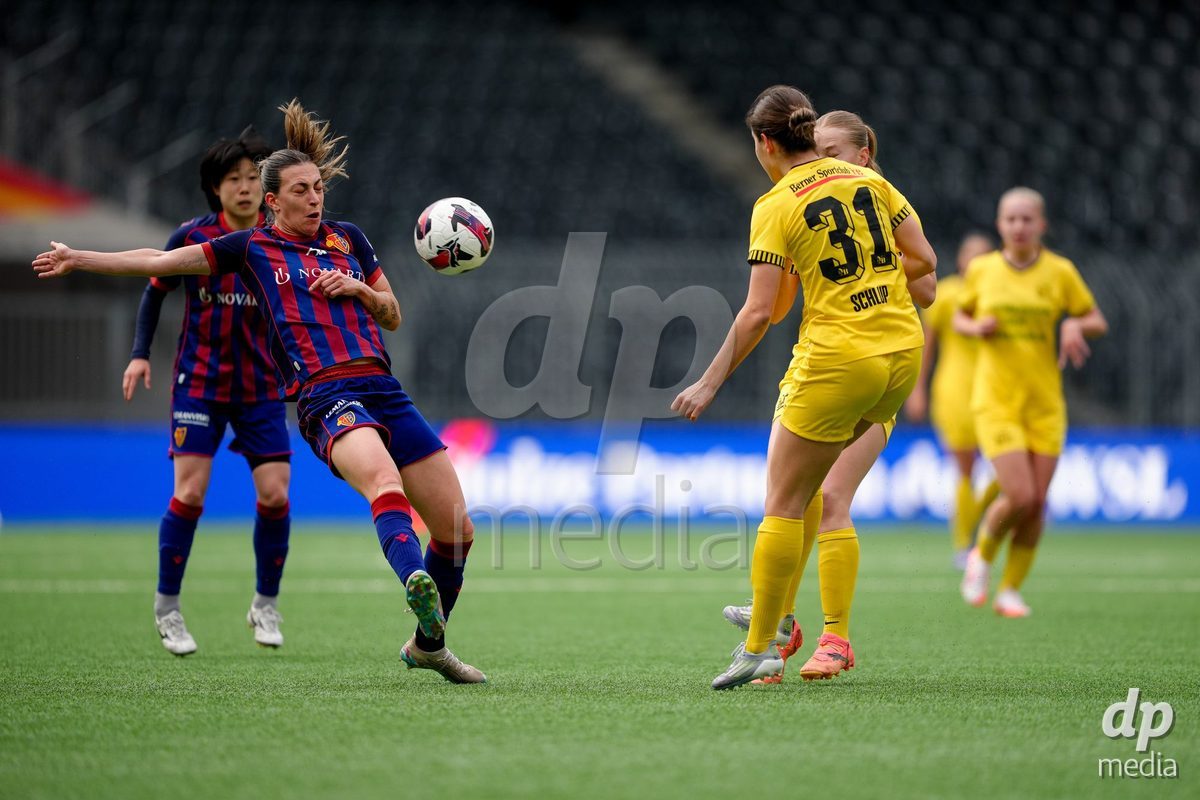 Schweiz: AXA Women's Super League 2025/26, BSC YB Frauen vs FC Basel 1893 - Stadion Wankdorf, Bern: Alice Ilaria Berti (19 FCB) im Duell mit Giulia Schlup (31 YB Frauen)