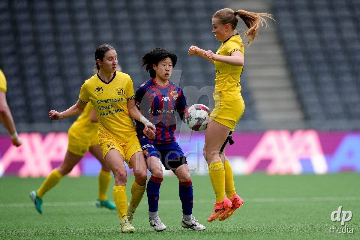 Schweiz: AXA Women's Super League 2025/26, BSC YB Frauen vs FC Basel 1893 - Stadion Wankdorf, Bern: Malaurie Granges (13 YB Frauen) und Noa Linn Münger - Noa Linn Munger (8 YB Frauen) gegen Mai Hirata (14 FCB)