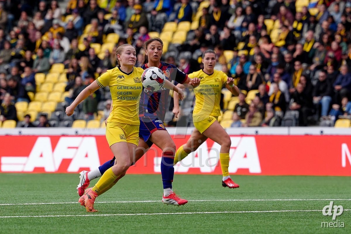 Schweiz: AXA Women's Super League 2025/26, BSC YB Frauen vs FC Basel 1893 - Stadion Wankdorf, Bern: Una Rankic (31 FCB) gegen Noa Linn Münger - Noa Linn Munger (8 YB Frauen)