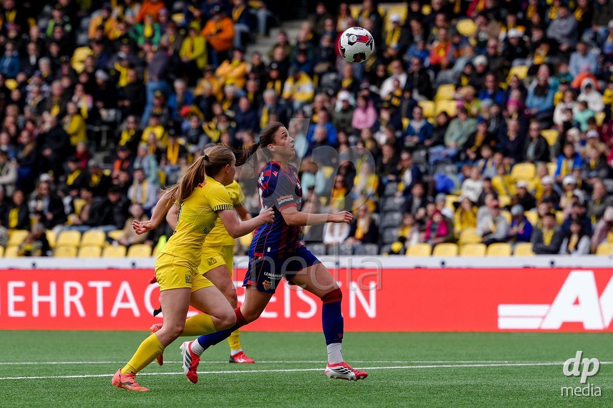 Schweiz: AXA Women's Super League 2025/26, BSC YB Frauen vs FC Basel 1893 - Stadion Wankdorf, Bern: Una Rankic (31 FCB) im Duell mit Noa Linn Münger - Noa Linn Munger (8 YB Frauen)