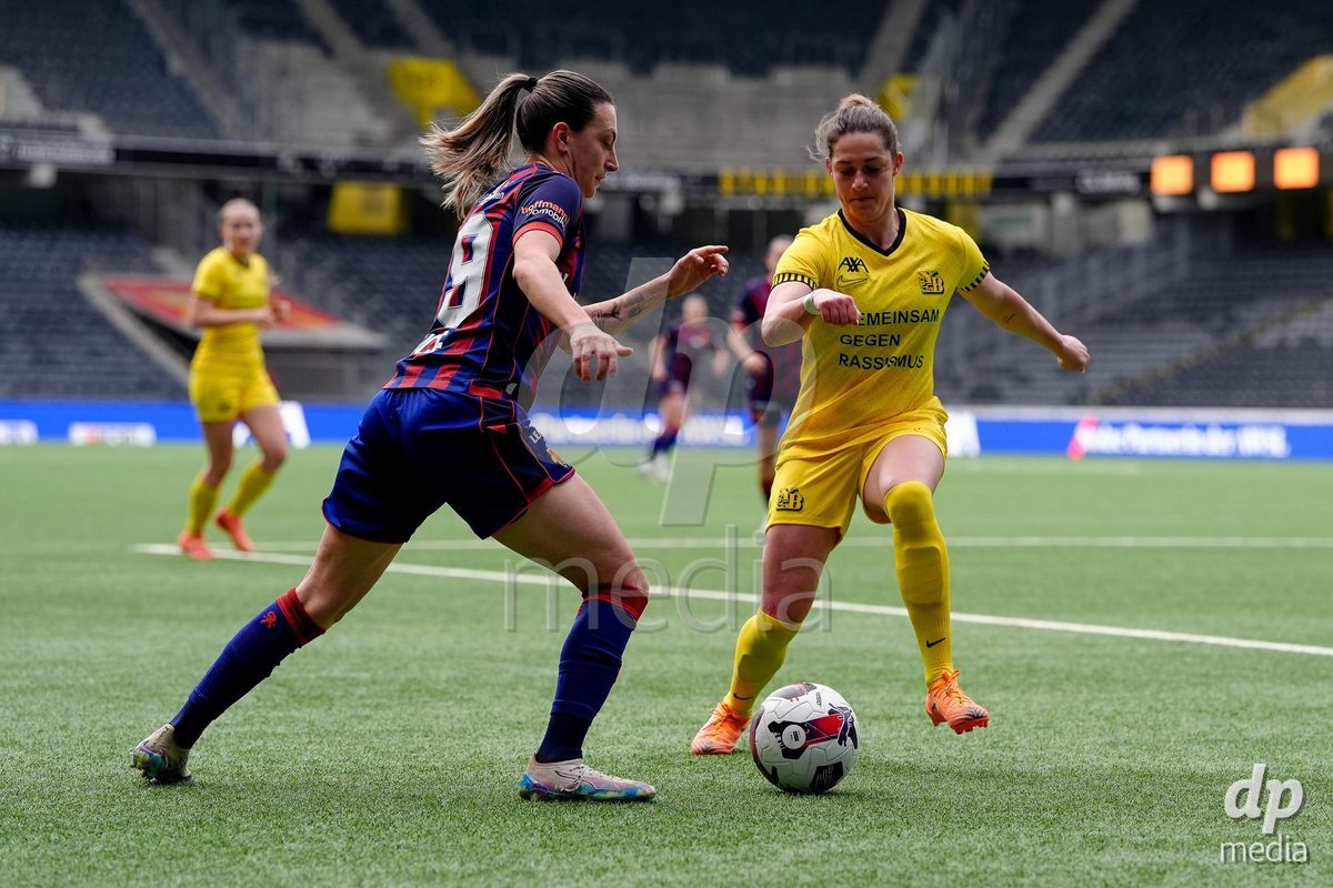 Schweiz: AXA Women's Super League 2025/26, BSC YB Frauen vs FC Basel 1893 - Stadion Wankdorf, Bern: Wibke Meister (18 YB Frauen) gegen Alice Ilaria Berti (19 FCB)