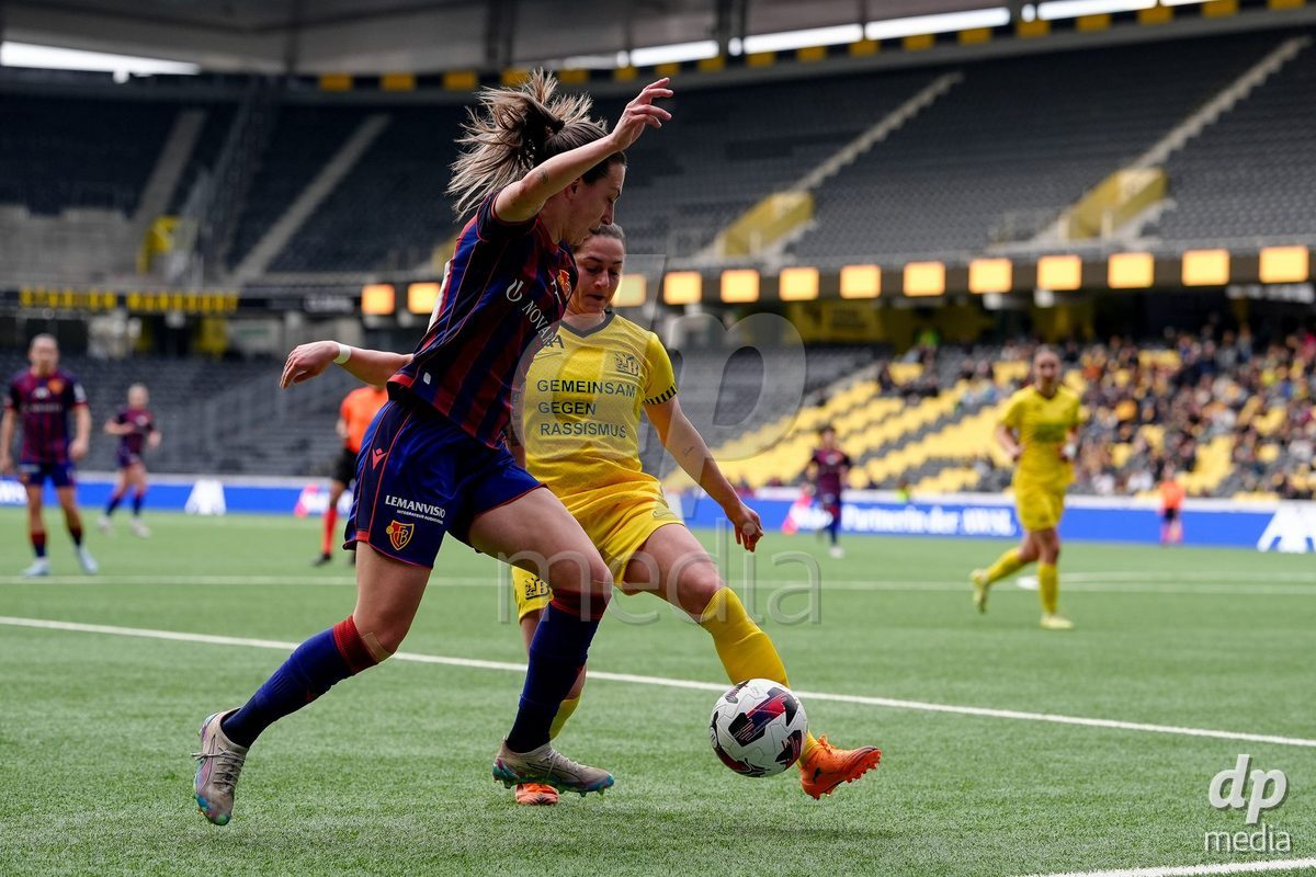 Schweiz: AXA Women's Super League 2025/26, BSC YB Frauen vs FC Basel 1893 - Stadion Wankdorf, Bern: Wibke Meister (18 YB Frauen) gegen Alice Ilaria Berti (19 FCB)