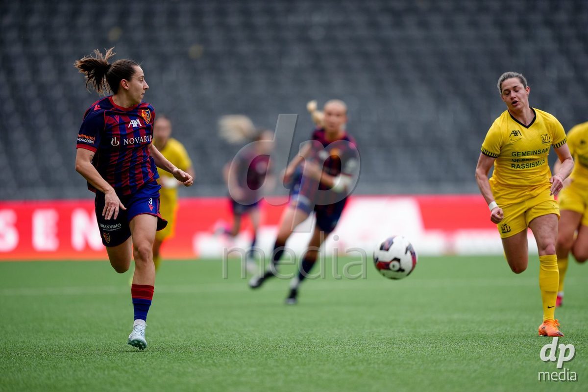 Schweiz: AXA Women's Super League 2025/26, BSC YB Frauen vs FC Basel 1893 - Stadion Wankdorf, Bern: Wibke Meister (18 YB Frauen) gegen Wiktoria Agata Zieniewicz (3 FCB)