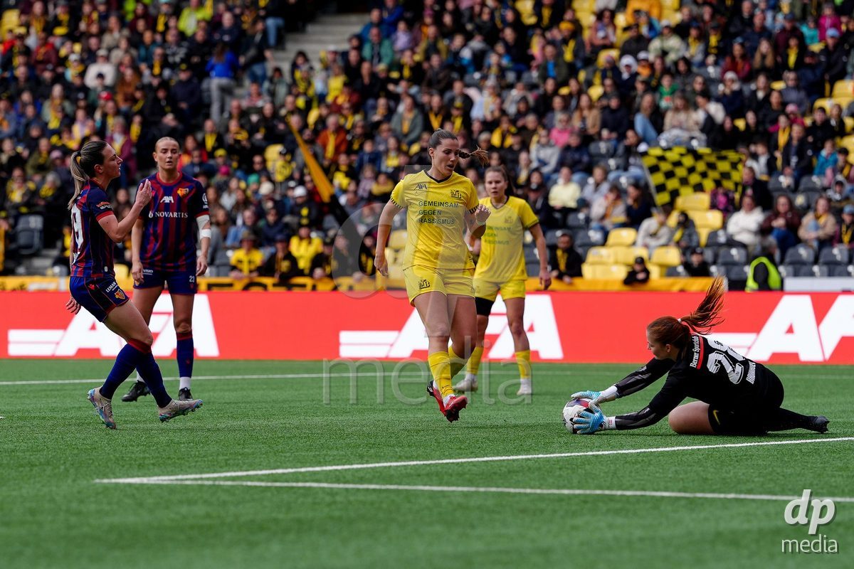 Schweiz: AXA Women's Super League 2025/26, BSC YB Frauen vs FC Basel 1893 - Stadion Wankdorf, Bern: Anna Krog (23 FCB) und Alice Ilaria Berti (19 FCB) gegen Maria Jimenez Gutierrez (4 YB Frauen) und Amanda Brunholt (28 YB Frauen)