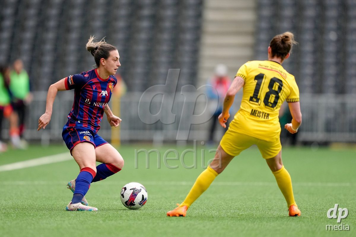 Schweiz: AXA Women's Super League 2025/26, BSC YB Frauen vs FC Basel 1893 - Stadion Wankdorf, Bern: Alice Ilaria Berti (19 FCB) im Duell mit Wibke Meister (18 YB Frauen)