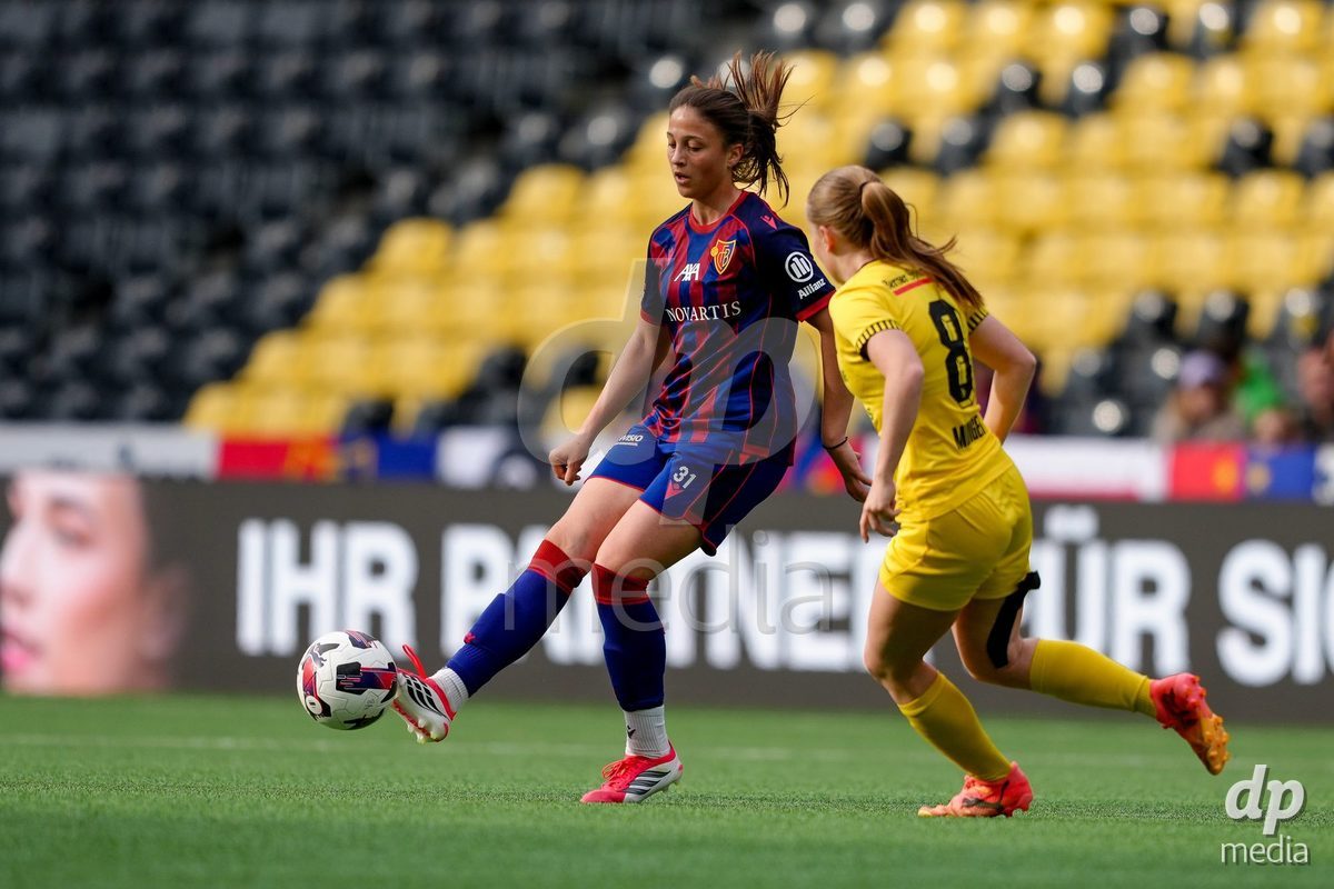 Schweiz: AXA Women's Super League 2025/26, BSC YB Frauen vs FC Basel 1893 - Stadion Wankdorf, Bern: Una Rankic (31 FCB) im Duell mit Noa Linn Münger - Noa Linn Munger (8 YB Frauen)