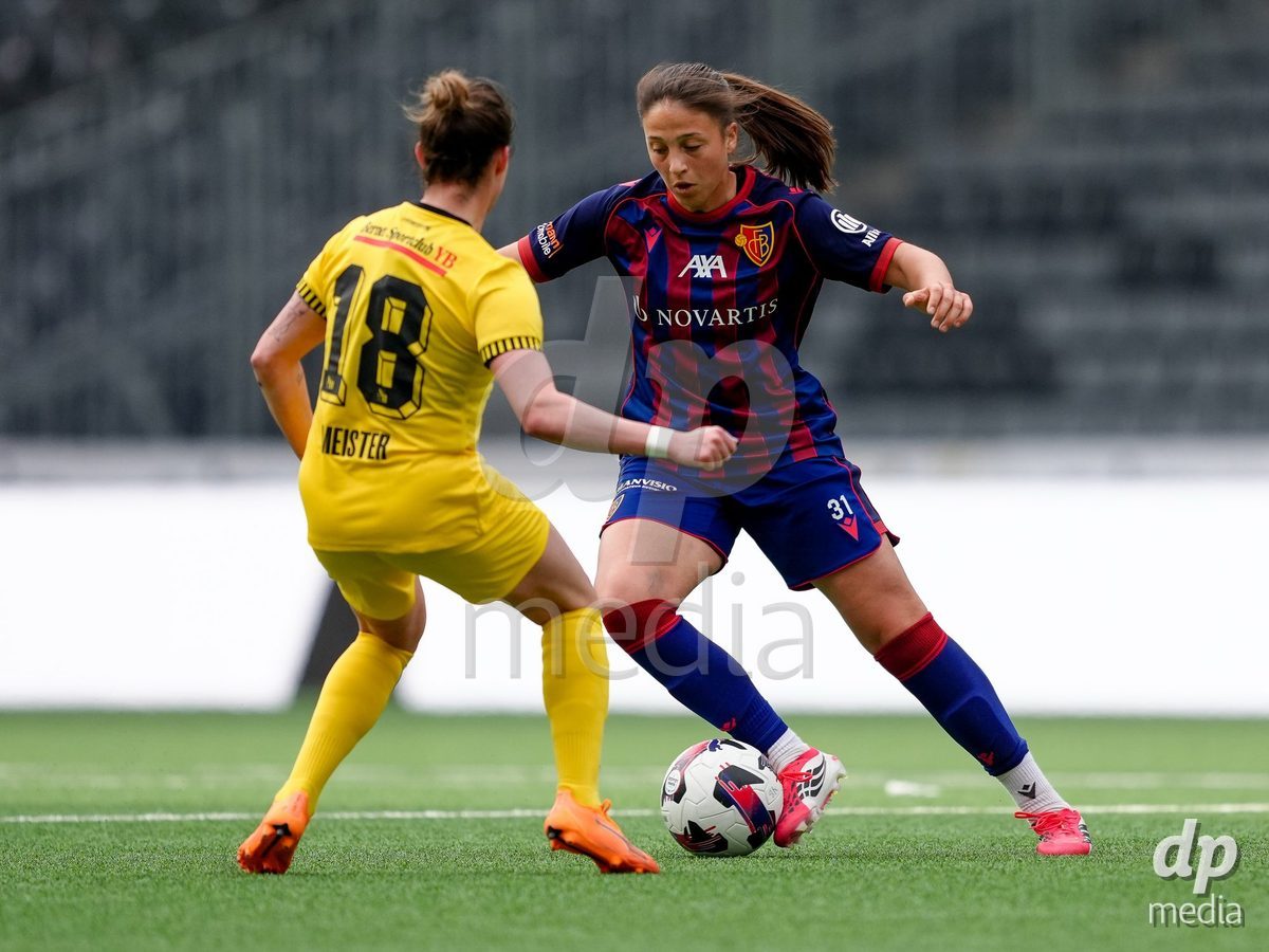 Schweiz: AXA Women's Super League 2025/26, BSC YB Frauen vs FC Basel 1893 - Stadion Wankdorf, Bern: Una Rankic (31 FCB) im Duell mit Wibke Meister (18 YB Frauen)