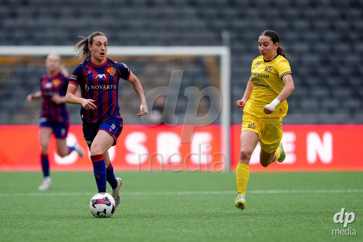 Schweiz: AXA Women's Super League 2025/26, BSC YB Frauen vs FC Basel 1893 - Stadion Wankdorf, Bern: Alice Ilaria Berti (19 FCB) gegen Malaurie Granges (13 YB Frauen)