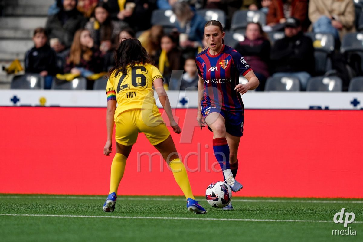 Schweiz: AXA Women's Super League 2025/26, BSC YB Frauen vs FC Basel 1893 - Stadion Wankdorf, Bern: Antonia Baass (15 FCB) gegen Laura Frey (26 YB Frauen)