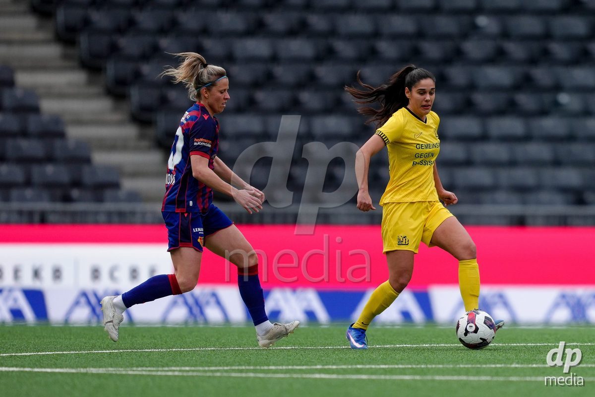 Schweiz: AXA Women's Super League 2025/26, BSC YB Frauen vs FC Basel 1893 - Stadion Wankdorf, Bern: Laura Frey (26 YB Frauen) gegen Jana Vojtekova (20 FCB)