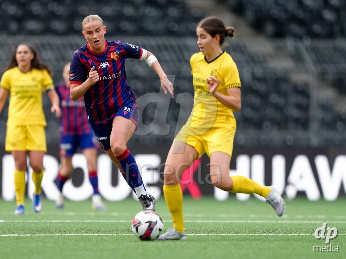 Schweiz: AXA Women's Super League 2025/26, BSC YB Frauen vs FC Basel 1893 - Stadion Wankdorf, Bern: Anna Krog (23 FCB) gegen Giulia Schlup (31 YB Frauen)