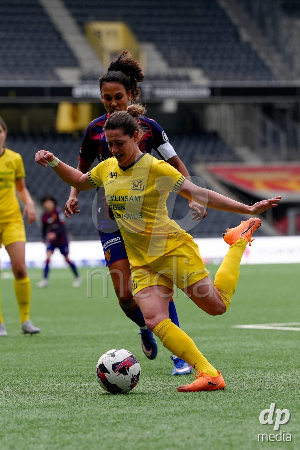 Schweiz: AXA Women's Super League 2025/26, BSC YB Frauen vs FC Basel 1893 - Stadion Wankdorf, Bern: Wibke Meister (18 YB Frauen) gegen Coumba Louisa Sow (18 FCB)