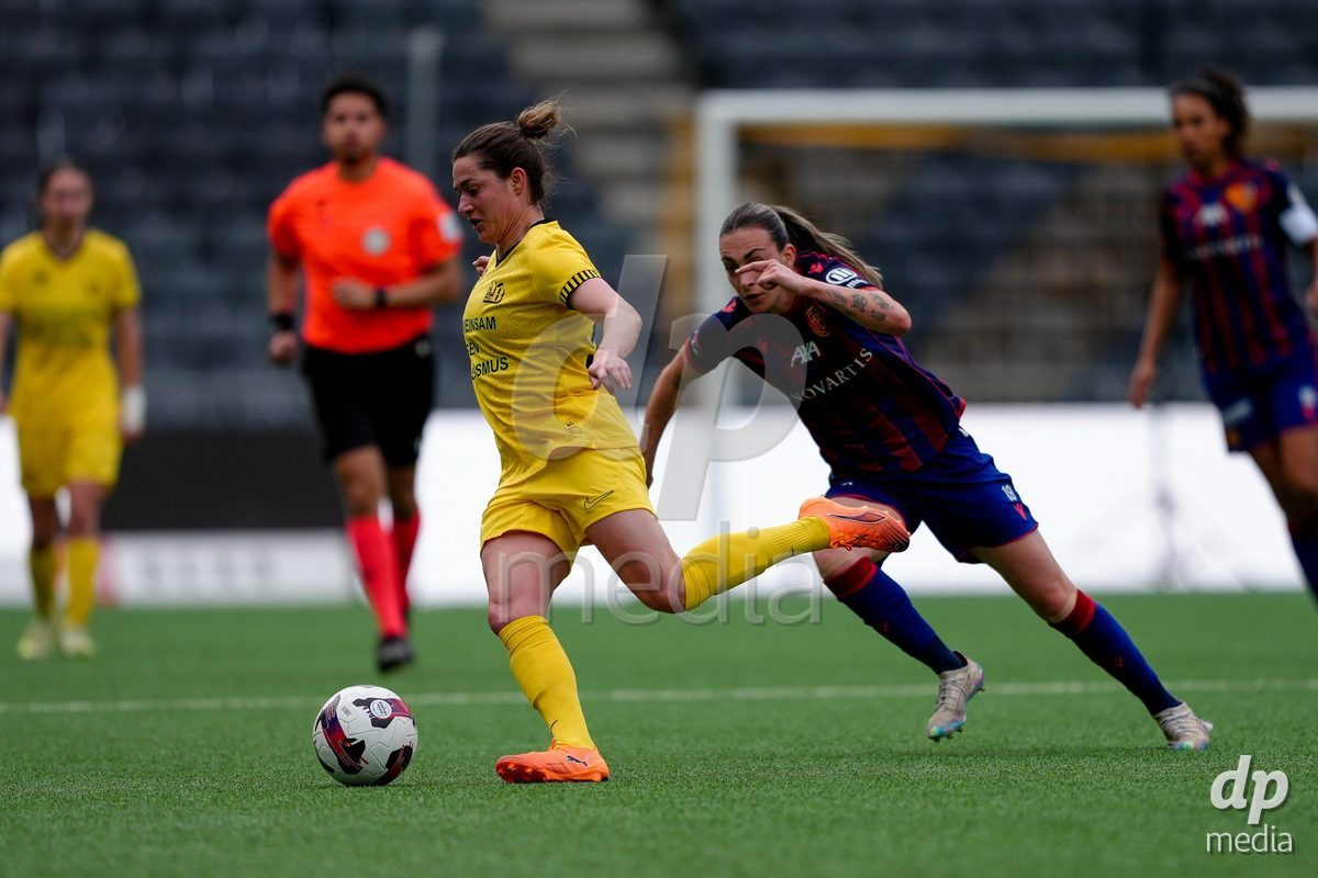 Schweiz: AXA Women's Super League 2025/26, BSC YB Frauen vs FC Basel 1893 - Stadion Wankdorf, Bern: Alice Ilaria Berti (19 FCB) gegen Wibke Meister (18 YB Frauen)