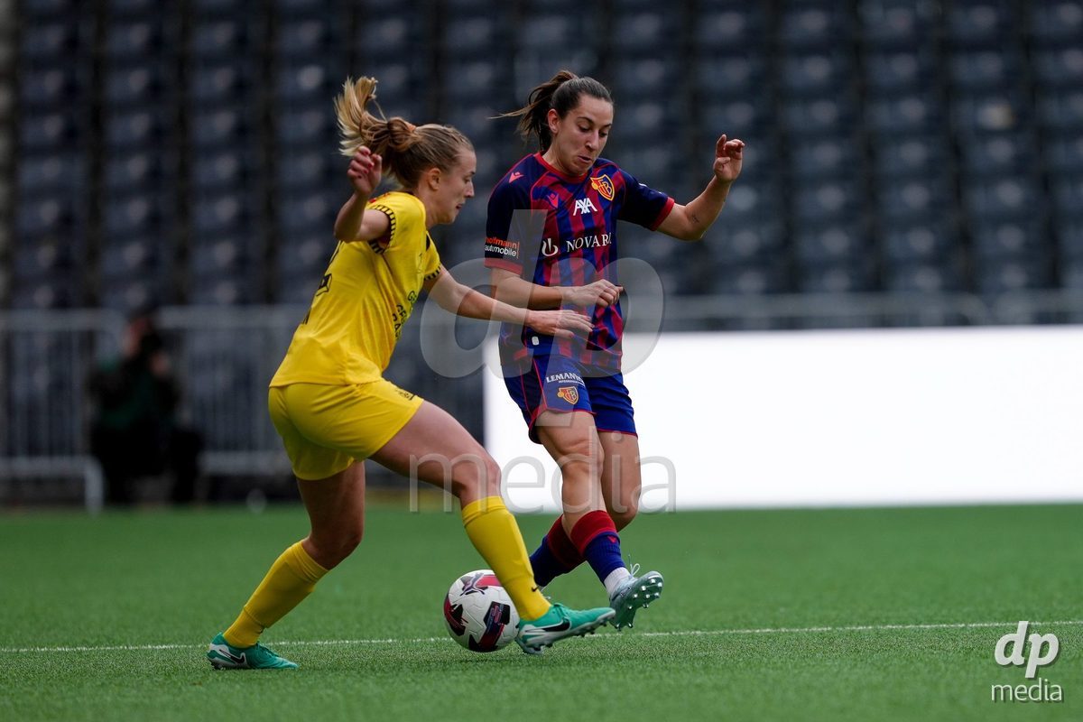 Schweiz: AXA Women's Super League 2025/26, BSC YB Frauen vs FC Basel 1893 - Stadion Wankdorf, Bern: Wiktoria Agata Zieniewicz (3 FCB) gegen Geraldine Ess (7 YB Frauen)