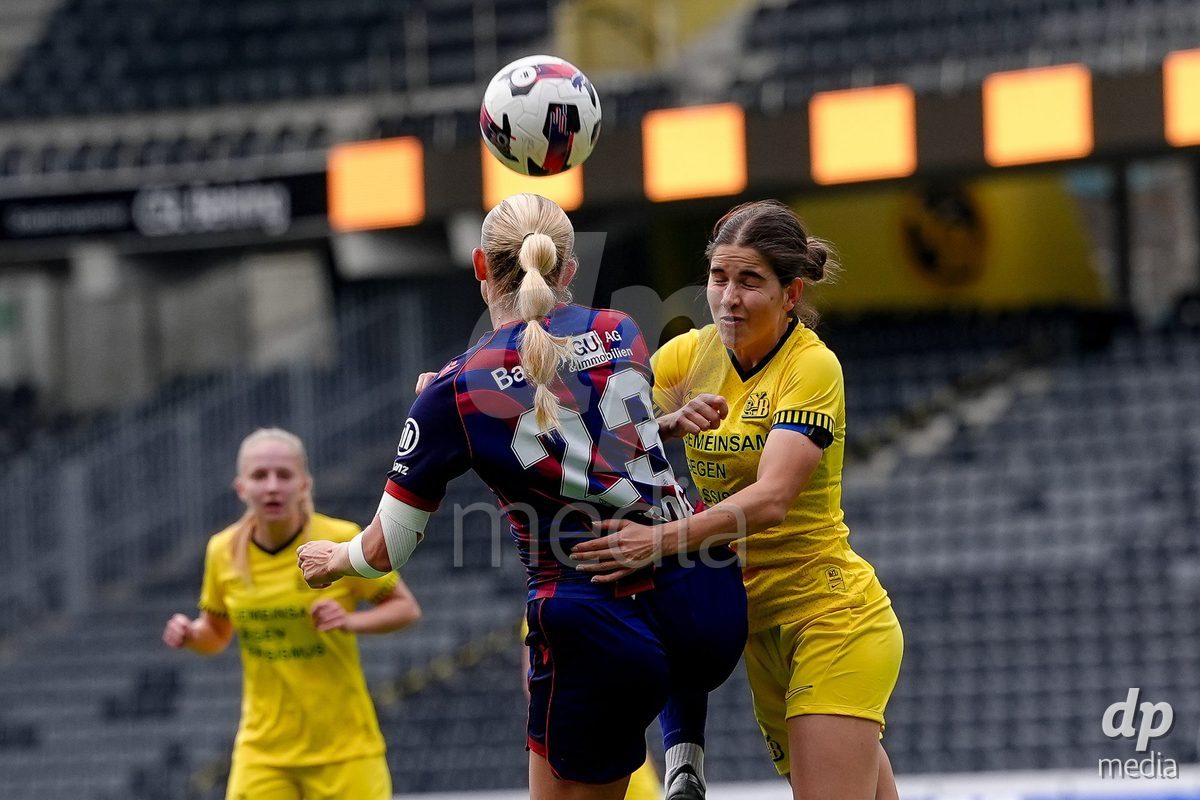 Schweiz: AXA Women's Super League 2025/26, BSC YB Frauen vs FC Basel 1893 - Stadion Wankdorf, Bern: Giulia Schlup (31 YB Frauen) in einem Kopfball Duell mit Anna Krog (23 FCB)