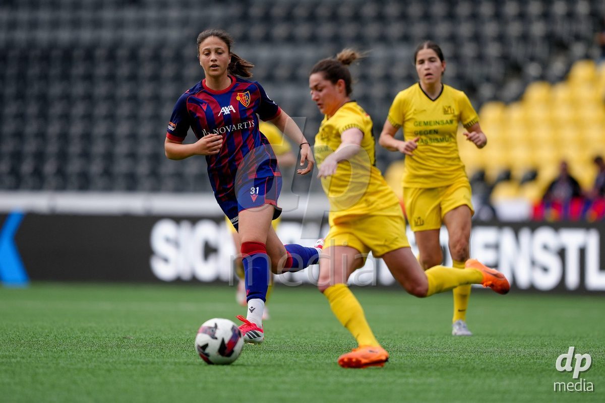 Schweiz: AXA Women's Super League 2025/26, BSC YB Frauen vs FC Basel 1893 - Stadion Wankdorf, Bern: Una Rankic (31 FCB) gegen Giulia Schlup (31 YB Frauen) und Wibke Meister (18 YB Frauen)