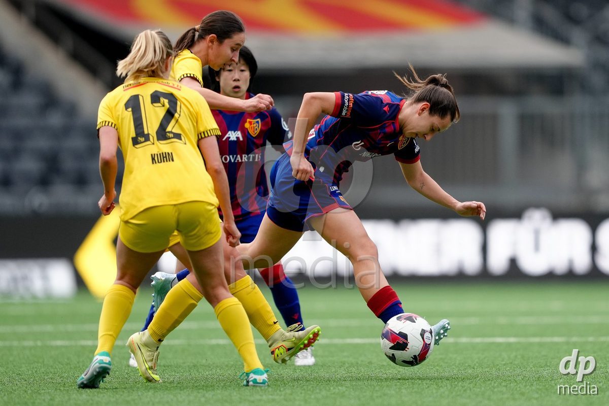 Schweiz: AXA Women's Super League 2025/26, BSC YB Frauen vs FC Basel 1893 - Stadion Wankdorf, Bern: Malaurie Granges (13 YB Frauen) gegen Wiktoria Agata Zieniewicz (3 FCB)