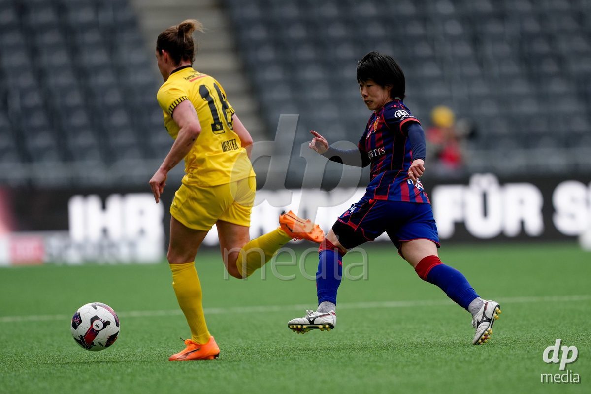 Schweiz: AXA Women's Super League 2025/26, BSC YB Frauen vs FC Basel 1893 - Stadion Wankdorf, Bern: Mai Hirata (14 FCB) im Duell mit Wibke Meister (18 YB Frauen)