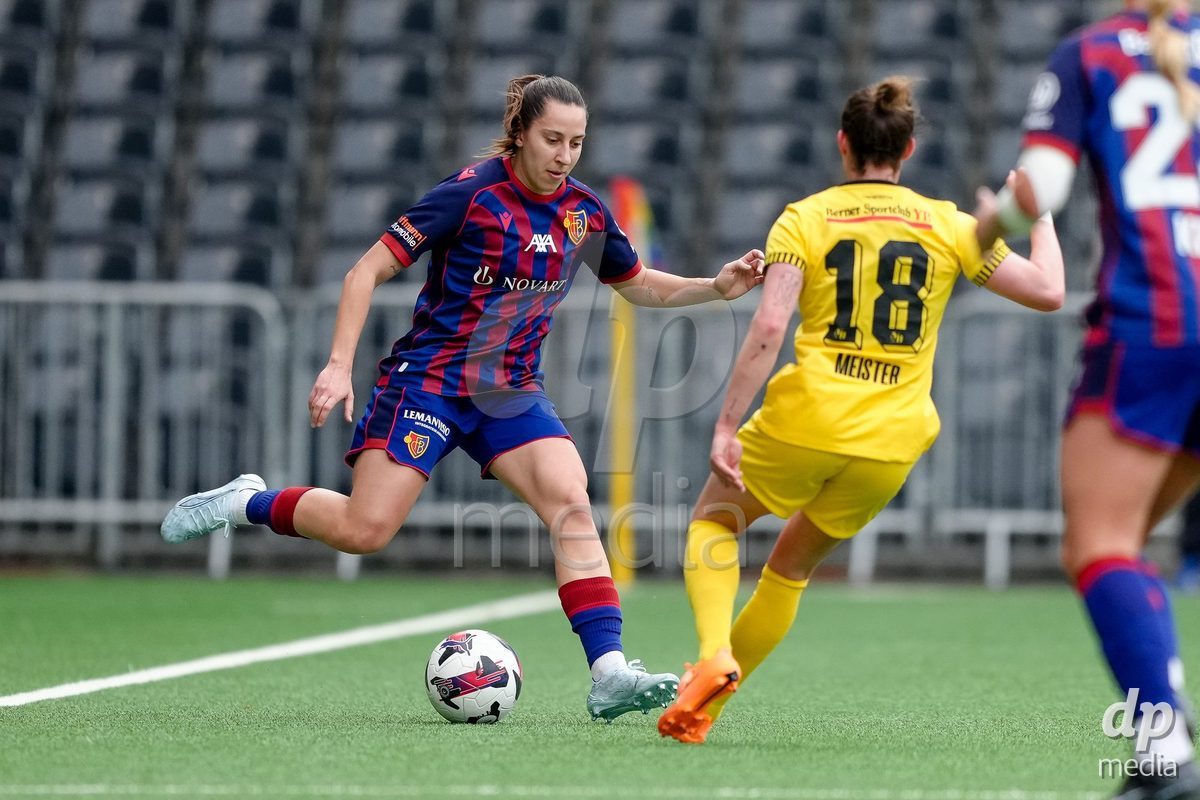 Schweiz: AXA Women's Super League 2025/26, BSC YB Frauen vs FC Basel 1893 - Stadion Wankdorf, Bern: Wiktoria Agata Zieniewicz (3 FCB) im Duell mit Wibke Meister (18 YB Frauen)