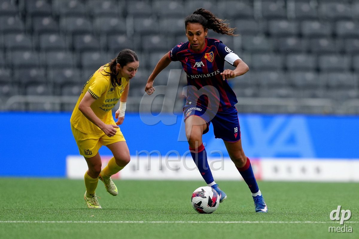 Schweiz: AXA Women's Super League 2025/26, BSC YB Frauen vs FC Basel 1893 - Stadion Wankdorf, Bern: Coumba Louisa Sow (18 FCB) gegen Malaurie Granges (13 YB Frauen)