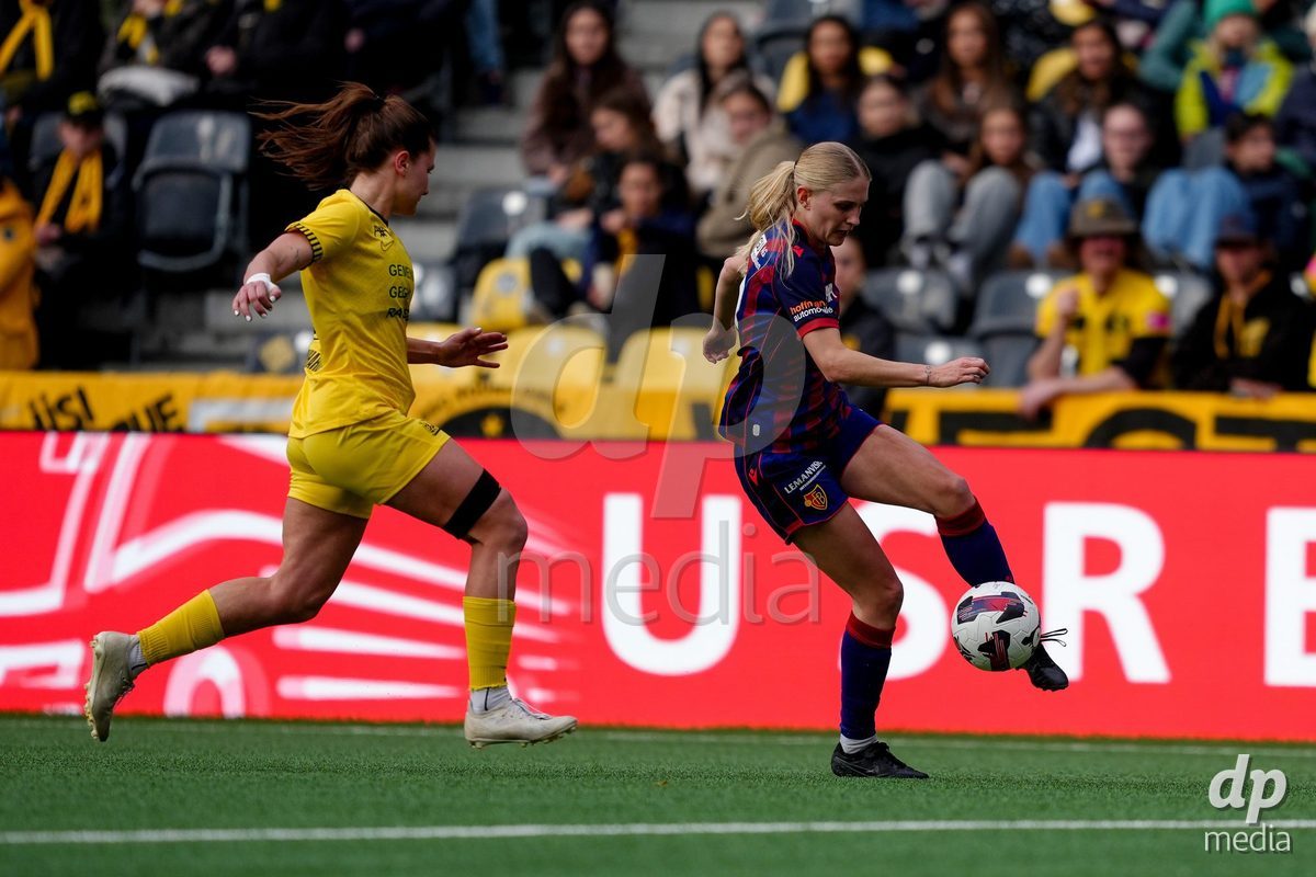 Schweiz: AXA Women's Super League 2025/26, BSC YB Frauen vs FC Basel 1893 - Stadion Wankdorf, Bern: Jacqueline Anne Hand (8 FCB) im Duell mit