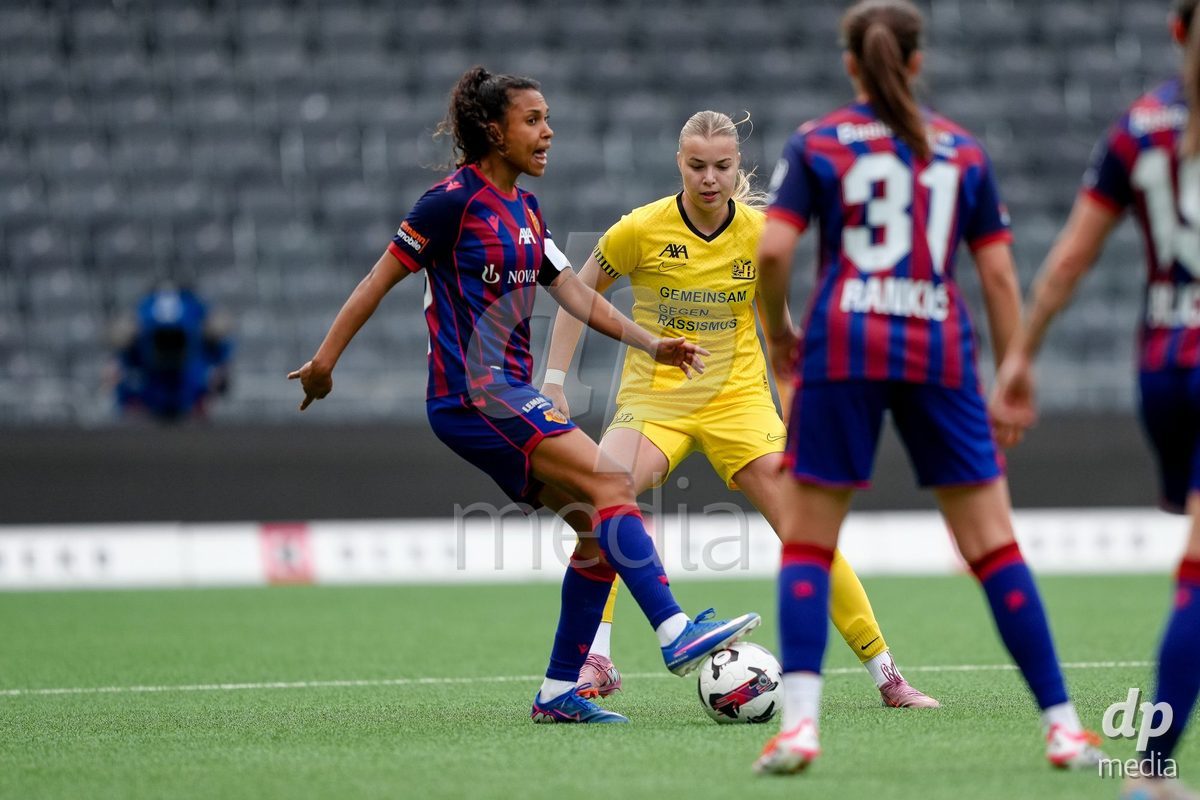 Schweiz: AXA Women's Super League 2025/26, BSC YB Frauen vs FC Basel 1893 - Stadion Wankdorf, Bern: Maja Jelcic (99 YB Frauen) gegen Coumba Louisa Sow (18 FCB)