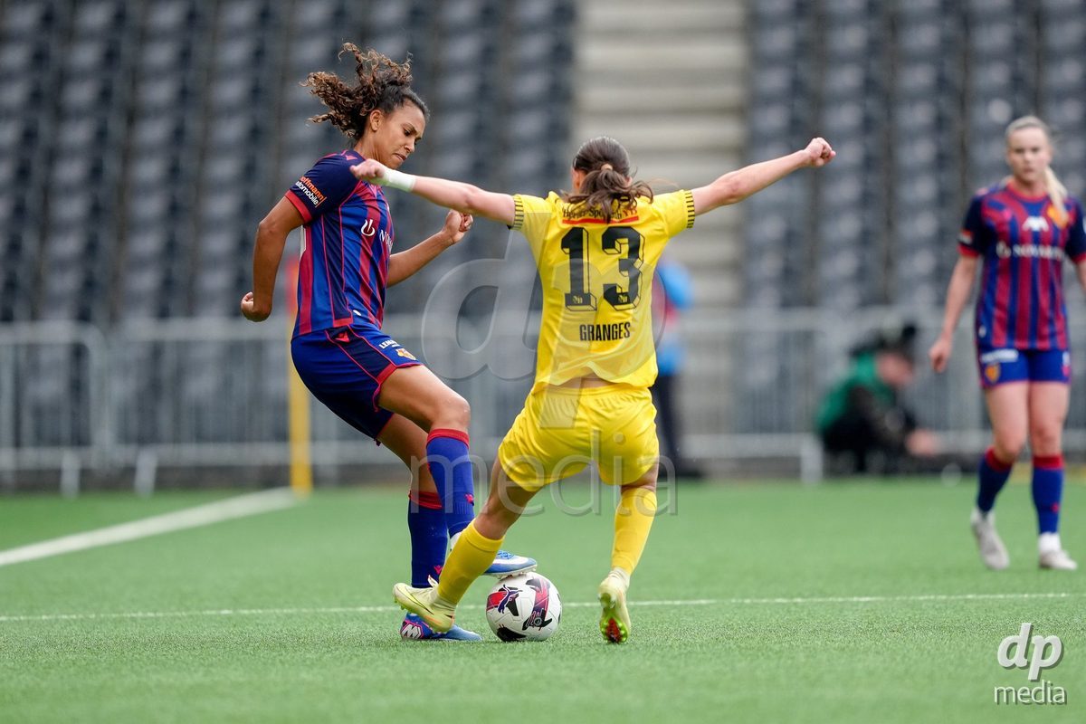 Schweiz: AXA Women's Super League 2025/26, BSC YB Frauen vs FC Basel 1893 - Stadion Wankdorf, Bern: Coumba Louisa Sow (18 FCB) im Duell mit Malaurie Granges (13 YB Frauen)