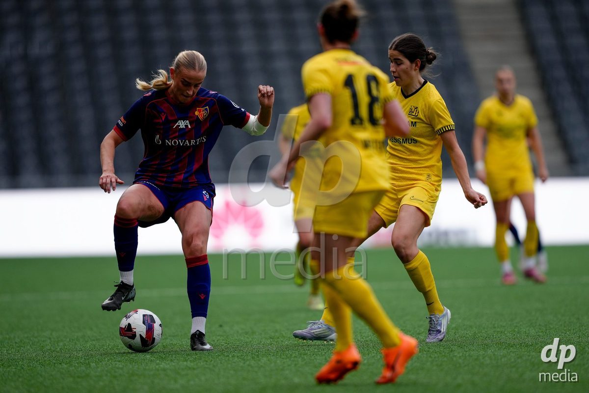 Schweiz: AXA Women's Super League 2025/26, BSC YB Frauen vs FC Basel 1893 - Stadion Wankdorf, Bern: Anna Krog (23 FCB) gegen Giulia Schlup (31 YB Frauen)