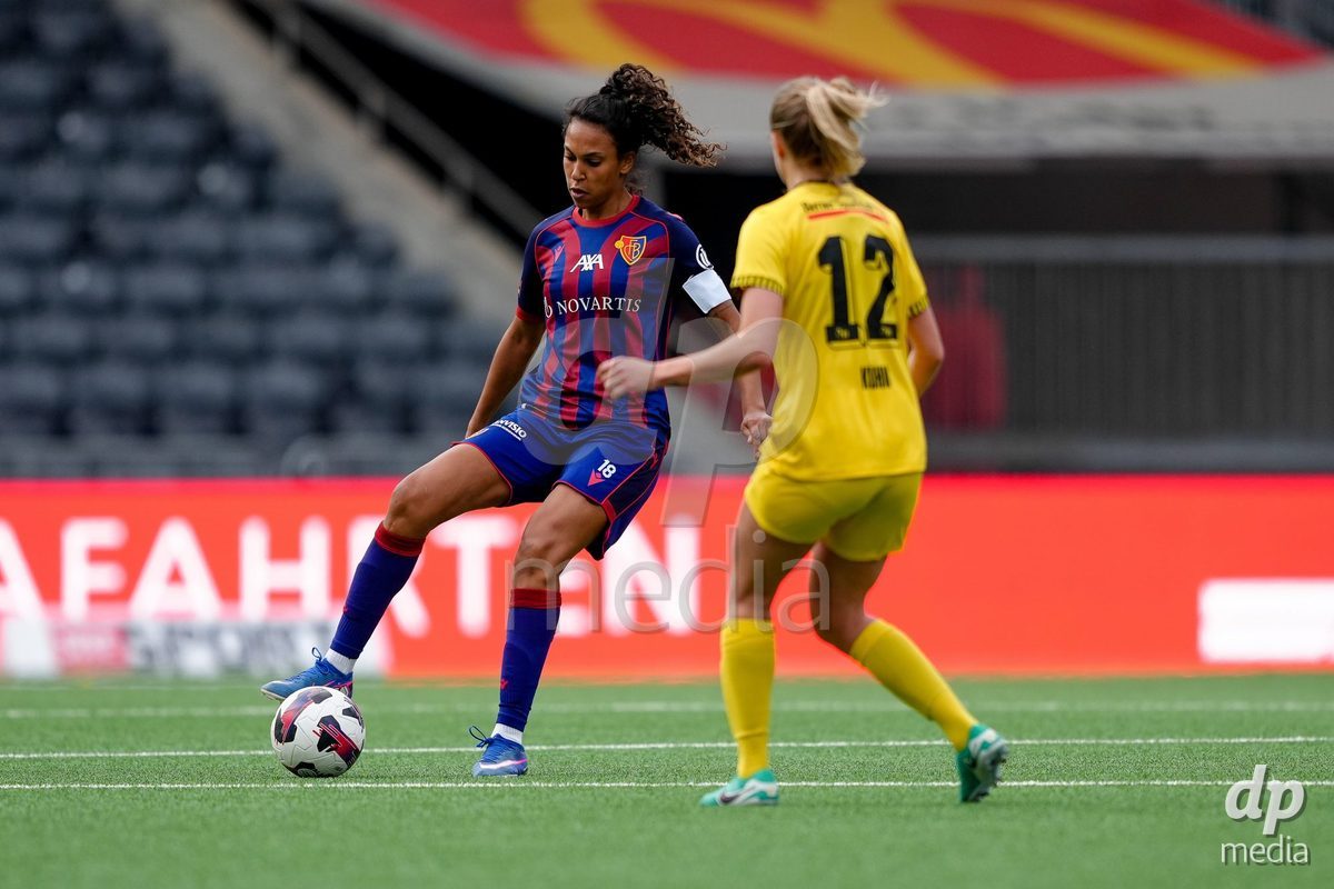 Schweiz: AXA Women's Super League 2025/26, BSC YB Frauen vs FC Basel 1893 - Stadion Wankdorf, Bern: Coumba Louisa Sow (18 FCB) im Duell mit Athena Marie Kuehn (12 YB Frauen)